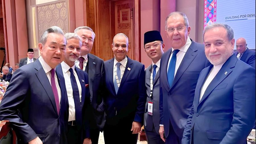 (Dari kiri ke kanan) Menlu China Wang Yi, Menlu India Subrahmanyam Jaishankar, Menlu Kazakhstan Mukhtar Tleuberdi, Menlu Mesir Badr Abdelatty, Menlu Indonesia Sugiono, Menlu Rusia Sergey Lavrov, Menlu Iran Abbas Araghchi di sela-sela KTT BRICS ke-18