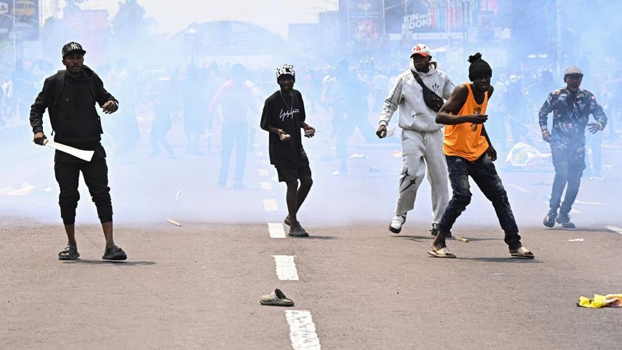 Demonstrasi menentang rencana perubahan konstitusi di Republik Demokratik Kongo, yang membuka jalan bagi Presiden Felix Tshisekedi untuk mencalonkan diri ke masa jabatan ketiga, Rabu (16/9/2026). (REUTERS/Arsene Mpiana)