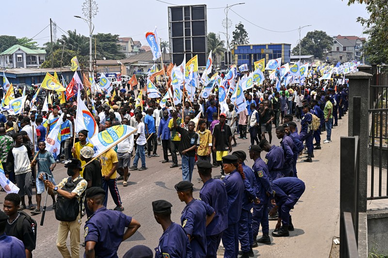 Demonstrasi menentang rencana perubahan konstitusi di Republik Demokratik Kongo, yang membuka jalan bagi Presiden Felix Tshisekedi untuk mencalonkan diri ke masa jabatan ketiga, Rabu (16/9/2026). (REUTERS/Arsene Mpiana)