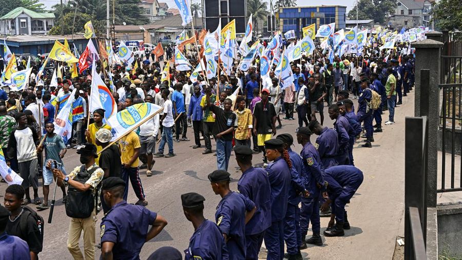 Demonstrasi menentang rencana perubahan konstitusi di Republik Demokratik Kongo, yang membuka jalan bagi Presiden Felix Tshisekedi untuk mencalonkan diri ke masa jabatan ketiga, Rabu (16/9/2026). (REUTERS/Arsene Mpiana)