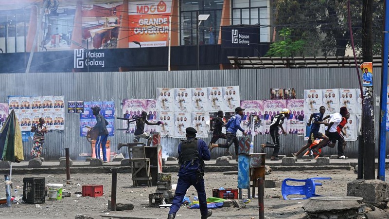Demonstrasi menentang rencana perubahan konstitusi di Republik Demokratik Kongo, yang membuka jalan bagi Presiden Felix Tshisekedi untuk mencalonkan diri ke masa jabatan ketiga, Rabu (16/9/2026). (REUTERS/Arsene Mpiana)