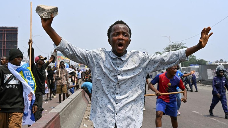 Demonstrasi menentang rencana perubahan konstitusi di Republik Demokratik Kongo, yang membuka jalan bagi Presiden Felix Tshisekedi untuk mencalonkan diri ke masa jabatan ketiga, Rabu (16/9/2026). (REUTERS/Arsene Mpiana)