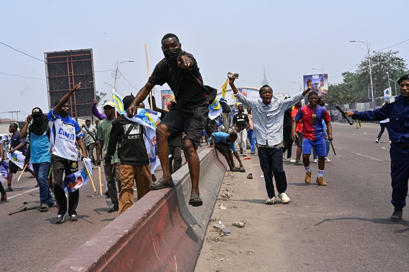 Demonstrasi menentang rencana perubahan konstitusi di Republik Demokratik Kongo, yang membuka jalan bagi Presiden Felix Tshisekedi untuk mencalonkan diri ke masa jabatan ketiga, Rabu (16/9/2026). (REUTERS/Arsene Mpiana)