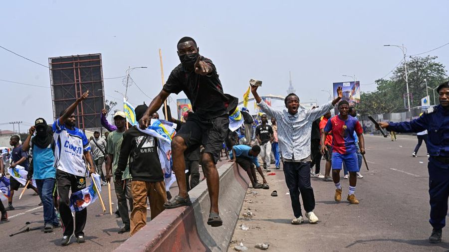 Demonstrasi menentang rencana perubahan konstitusi di Republik Demokratik Kongo, yang membuka jalan bagi Presiden Felix Tshisekedi untuk mencalonkan diri ke masa jabatan ketiga, Rabu (16/9/2026). (REUTERS/Arsene Mpiana)