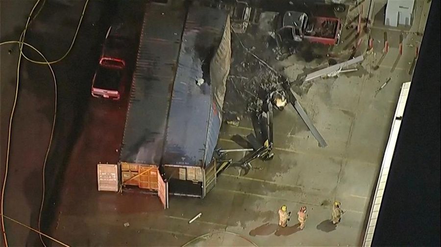 Foto dari cuplikan video ini memperlihatkan pemandangan udara bangkai helikopter NBC News yang jatuh saat meliput berita kecelakaan fatal bus Metro—yang mengakibatkan sejumlah korban—di Chatsworth, Los Angeles, California, AS, pada 15 September 2026.