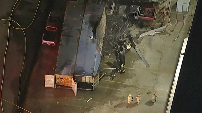 Foto dari cuplikan video ini memperlihatkan pemandangan udara bangkai helikopter NBC News yang jatuh saat meliput berita kecelakaan fatal bus Metro—yang mengakibatkan sejumlah korban—di Chatsworth, Los Angeles, California, AS, pada 15 September 2026.