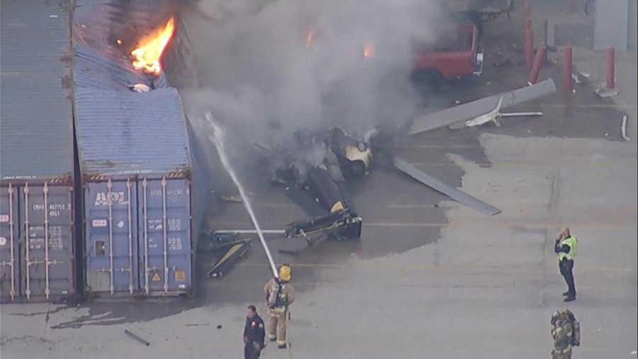 Foto dari rekaman video ini memperlihatkan pemandangan udara saat petugas pemadam kebakaran berupaya memadamkan api di puing helikopter NBC News yang jatuh di Chatsworth, Los Angeles, California, AS, pada 15 September 2026. Helikopter tersebut jatuh saat sedang meliput berita mengenai tabrakan maut bus Metro yang mengakibatkan sejumlah korban jiwa.