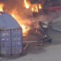 Foto yang diambil dari cuplikan video ini memperlihatkan dari udara bangkai helikopter NBC News yang terbakar setelah jatuh saat meliput berita kecelakaan fatal bus Metroyang mengakibatkan sejumlah korban jiwadi Chatsworth, Los Angeles, California, A