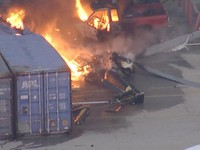 Foto yang diambil dari cuplikan video ini memperlihatkan dari udara bangkai helikopter NBC News yang terbakar setelah jatuh saat meliput berita kecelakaan fatal bus Metroyang mengakibatkan sejumlah korban jiwadi Chatsworth, Los Angeles, California, A