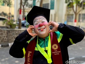 Cerita Kak Hakim, Wisudawan UIN Bandung yang Berprofesi Badut