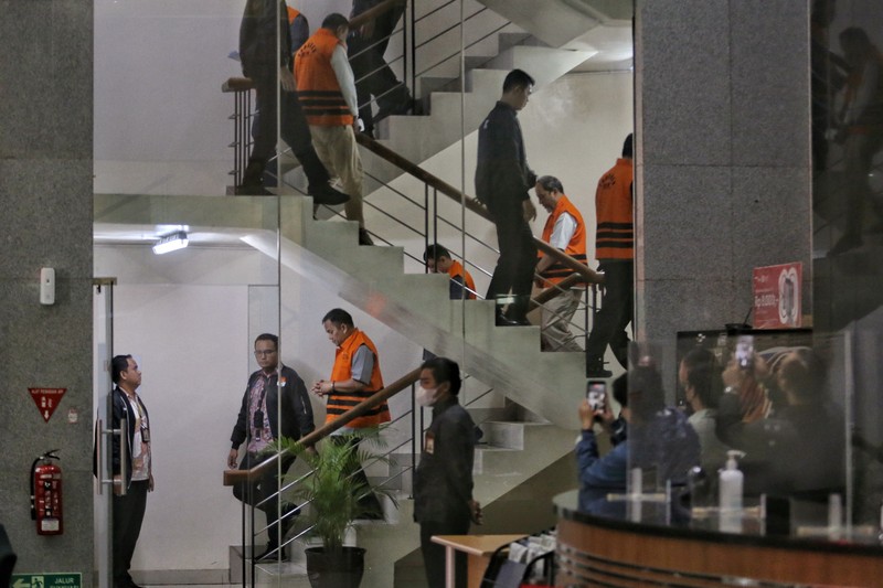 Presiden Direktur PT Summarecon Agung Tbk. (SMRA) Adrianto Pitoyo Adhi mengenakan rompi oranye usai omisi Pemberantasan Korupsi (KPK) menetapkan sebagai tersangka dalam kasus dugaan suap terkait pengurusan Hak Guna Bangunan (HGB) di Kabupaten Bogor, Jawa Barat. (Dok. Detikcom/Ari Saputra)