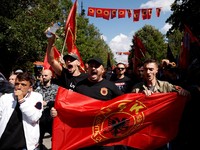 Para pendukung mantan Presiden Kosovo Hashim Thaci berunjuk rasa di Pristina, Kosovo, pada 16 September 2026, setelah ia dinyatakan bersalah atas kejahatan perang oleh pengadilan kejahatan perang Kosovo di Den Haag. (REUTERS/Valdrin Xhemaj)