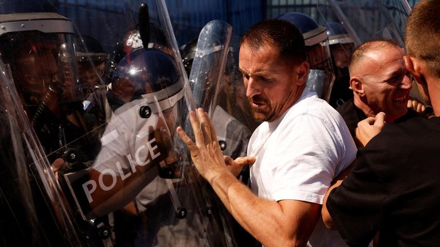 Para pengunjuk rasa terlibat bentrokan dengan polisi antihuru-hara di luar markas besar Misi Supremasi Hukum Uni Eropa di Kosovo (EULEX) di Pristina, Kosovo, pada 16 September 2026; aksi ini dilakukan oleh para pendukung mantan Presiden Kosovo Hashim Thaci setelah ia dinyatakan bersalah atas kejahatan perang oleh pengadilan kejahatan perang Kosovo di Den Haag.