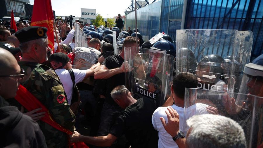 Para pengunjuk rasa terlibat bentrokan dengan polisi antihuru-hara di luar markas besar Misi Supremasi Hukum Uni Eropa di Kosovo (EULEX) di Pristina, Kosovo, pada 16 September 2026; aksi ini dilakukan oleh para pendukung mantan Presiden Kosovo Hashim Thaci setelah ia dinyatakan bersalah atas kejahatan perang oleh pengadilan kejahatan perang Kosovo di Den Haag.