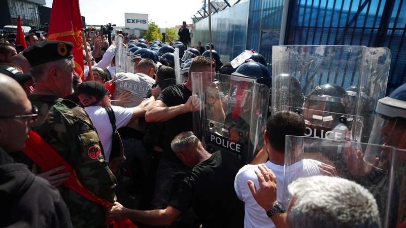 Para pengunjuk rasa terlibat bentrokan dengan polisi antihuru-hara di luar markas besar Misi Supremasi Hukum Uni Eropa di Kosovo (EULEX) di Pristina, Kosovo, pada 16 September 2026; aksi ini dilakukan oleh para pendukung mantan Presiden Kosovo Hashim Thaci setelah ia dinyatakan bersalah atas kejahatan perang oleh pengadilan kejahatan perang Kosovo di Den Haag.