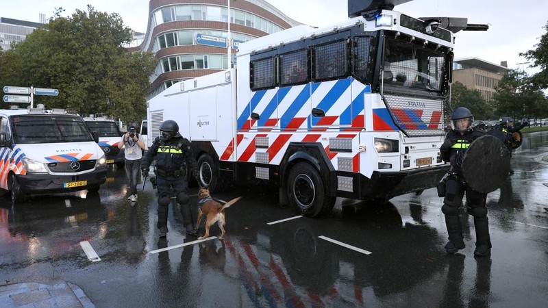 Pasukan polisi antihuru-hara bersiaga saat para pendukung mantan Presiden Kosovo Hashim Thaci dan Tentara Pembebasan Kosovo (KLA) melakukan protes setelah Thaci dinyatakan bersalah atas kejahatan perang oleh pengadilan kejahatan perang Kosovo, di Den Haag, Belanda, 16 September 2026.