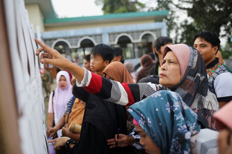 Pendukung sebuah kelompok politik bersorak setelah menghancurkan sebuah kendaraan selama pemilihan parlemen pertama Daerah Otonom Bangsamoro di Mindanao Muslim (BARMM), di luar Sekolah Dasar Sero Central, Kota Cotabato, Filipina, Senin (14/9/2026). (REUTERS/MANMAN DEJETO)