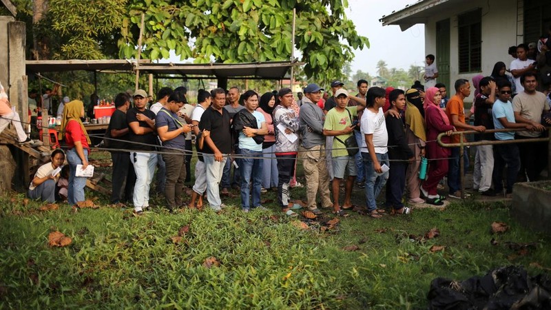Pemilihan parlemen pertama Daerah Otonom Bangsamoro di Mindanao Muslim (BARMM), di luar Sekolah Dasar Sero Central, Kota Cotabato, Filipina, Senin (14/9/2026). (REUTERS/Manman Dejeto)