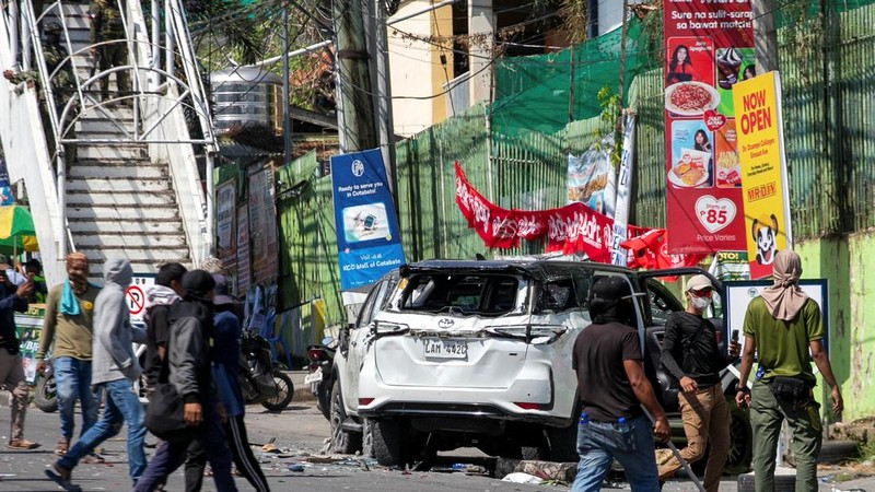 Pendukung sebuah kelompok politik bersorak setelah menghancurkan sebuah kendaraan selama pemilihan parlemen pertama Daerah Otonom Bangsamoro di Mindanao Muslim (BARMM), di luar Sekolah Dasar Sero Central, Kota Cotabato, Filipina, Senin (14/9/2026). (