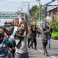 Pendukung sebuah kelompok politik bersorak setelah menghancurkan sebuah kendaraan selama pemilihan parlemen pertama Daerah Otonom Bangsamoro di Mindanao Muslim (BARMM), di luar Sekolah Dasar Sero Central, Kota Cotabato, Filipina, Senin (14/9/2026). (