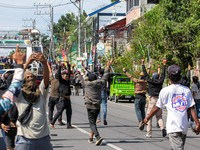Pendukung sebuah kelompok politik bersorak setelah menghancurkan sebuah kendaraan selama pemilihan parlemen pertama Daerah Otonom Bangsamoro di Mindanao Muslim (BARMM), di luar Sekolah Dasar Sero Central, Kota Cotabato, Filipina, Senin (14/9/2026). (
