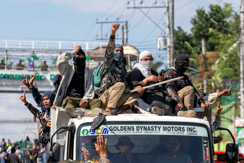 Pendukung sebuah kelompok politik bersorak setelah menghancurkan sebuah kendaraan selama pemilihan parlemen pertama Daerah Otonom Bangsamoro di Mindanao Muslim (BARMM), di luar Sekolah Dasar Sero Central, Kota Cotabato, Filipina, Senin (14/9/2026). (REUTERS/MANMAN DEJETO)
