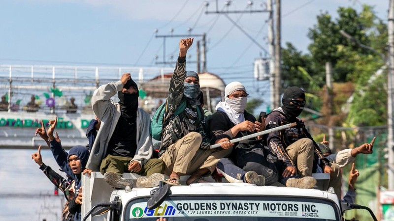 Pendukung sebuah kelompok politik bersorak setelah menghancurkan sebuah kendaraan selama pemilihan parlemen pertama Daerah Otonom Bangsamoro di Mindanao Muslim (BARMM), di luar Sekolah Dasar Sero Central, Kota Cotabato, Filipina, Senin (14/9/2026). (