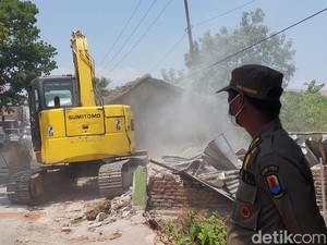 Ratusan Bangunan Liar Penyebab Banjir dan Macet di Cirebon Dibongkar