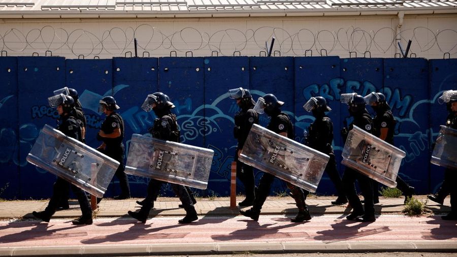 Polisi antihuru-hara berjalan di luar markas besar Misi Supremasi Hukum Uni Eropa di Kosovo (EULEX) di Pristina, Kosovo, pada 16 September 2026, saat para pendukung mantan Presiden Kosovo Hashim Thaci melakukan protes setelah ia dinyatakan bersalah atas kejahatan perang oleh pengadilan kejahatan perang Kosovo di Den Haag.