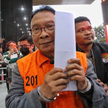 Presiden Direktur PT Summarecon Agung Tbk. (SMRA) Adrianto Pitoyo Adhi mengenakan rompi oranye usai omisi Pemberantasan Korupsi (KPK) menetapkan sebagai tersangka dalam kasus dugaan suap terkait pengurusan Hak Guna Bangunan (HGB) di Kabupaten Bogor,