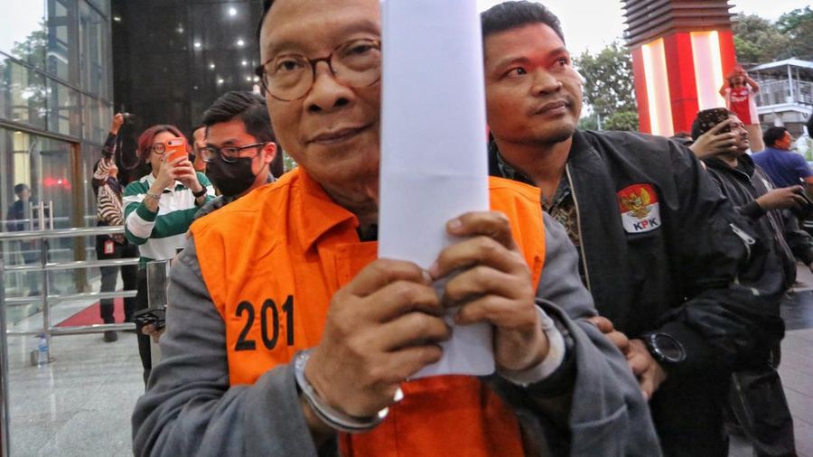 Presiden Direktur PT Summarecon Agung Tbk. (SMRA) Adrianto Pitoyo Adhi mengenakan rompi oranye usai omisi Pemberantasan Korupsi (KPK) menetapkan sebagai tersangka dalam kasus dugaan suap terkait pengurusan Hak Guna Bangunan (HGB) di Kabupaten Bogor,