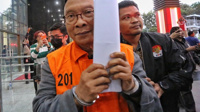 Presiden Direktur PT Summarecon Agung Tbk. (SMRA) Adrianto Pitoyo Adhi mengenakan rompi oranye usai omisi Pemberantasan Korupsi (KPK) menetapkan sebagai tersangka dalam kasus dugaan suap terkait pengurusan Hak Guna Bangunan (HGB) di Kabupaten Bogor,