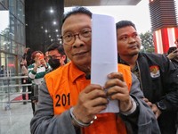 Presiden Direktur PT Summarecon Agung Tbk. (SMRA) Adrianto Pitoyo Adhi mengenakan rompi oranye usai omisi Pemberantasan Korupsi (KPK) menetapkan sebagai tersangka dalam kasus dugaan suap terkait pengurusan Hak Guna Bangunan (HGB) di Kabupaten Bogor,