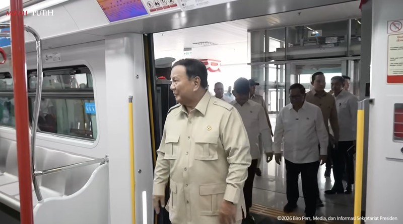 Presiden Prabowo Subianto melakukan uji coba perjalanan LRT Jakarta rute Kelapa Gading-Manggarai, Rabu (16/9/2026). (Tangkapan Layar Youtube/Sekretariat Presiden)