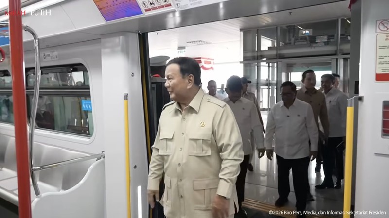 Presiden Prabowo Subianto melakukan uji coba perjalanan LRT Jakarta rute Kelapa Gading-Manggarai, Rabu (16/9/2026). (Tangkapan Layar Youtube/Sekretariat Presiden)