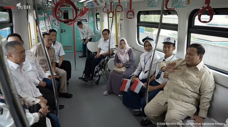 Presiden Prabowo Subianto melakukan uji coba perjalanan LRT Jakarta rute Kelapa Gading-Manggarai, Rabu (16/9/2026). (Tangkapan Layar Youtube/Sekretariat Presiden)