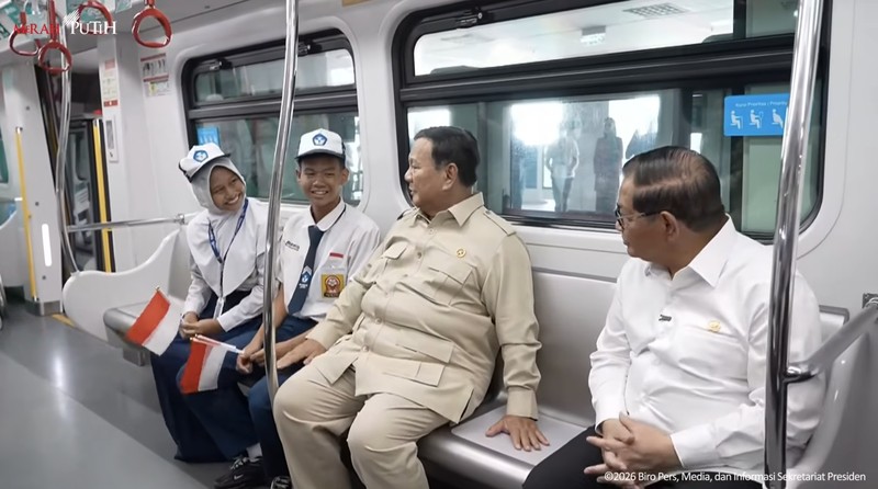 Presiden Prabowo Subianto melakukan uji coba perjalanan LRT Jakarta rute Kelapa Gading-Manggarai, Rabu (16/9/2026). (Tangkapan Layar Youtube/Sekretariat Presiden)