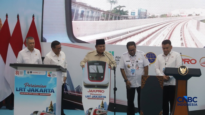 Presiden Prabowo Subianto melakukan uji coba perjalanan LRT Jakarta rute Kelapa Gading-Manggarai, Rabu (16/9/2026). (Tangkapan Layar Youtube/Sekretariat Presiden)