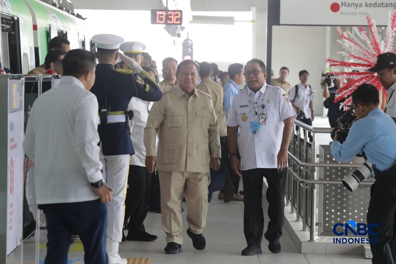 Presiden Prabowo Subianto melakukan uji coba perjalanan LRT Jakarta rute Kelapa Gading-Manggarai, Rabu (16/9/2026). (Tangkapan Layar Youtube/Sekretariat Presiden)