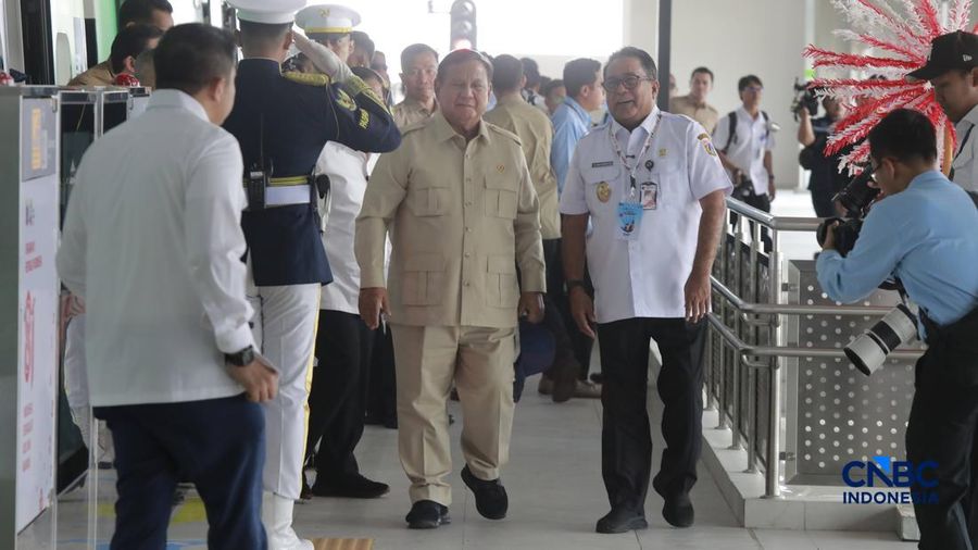 Presiden Prabowo Subianto tiba di Stasiun Manggarai usai mengikuti uji coba perjalanan LRT Jakarta rute Kelapa Gading-Manggarai, Rabu (16/9/2026). (CNBC Indonesia/Muhammad Sabki)