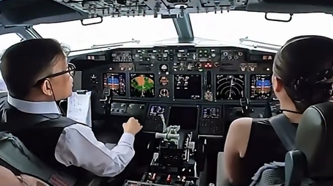 Raja Thailand Nyetir Sendiri Boeing 737-800 ke Vietnam, Ratu Kopilot