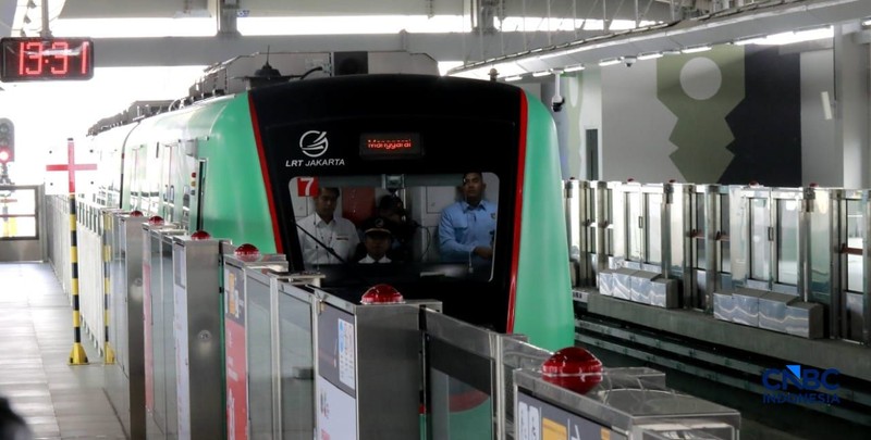 Rangkaian Lintas Raya Terpadu (LRT) Jakarta rute Kelapa Gading-Manggarai melaju di kawasan Jakarta, Rabu (16/9/2026). (CNBC Indonesia/Muhammad Sabki)