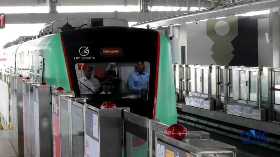 Rangkaian Lintas Raya Terpadu (LRT) Jakarta rute Kelapa Gading-Manggarai tiba di Stasiun akhir Manggarai Jakarta, Rabu (16/9/2026).