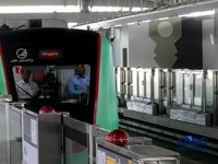 Rangkaian Lintas Raya Terpadu (LRT) Jakarta rute Kelapa Gading-Manggarai tiba di Stasiun akhir Manggarai Jakarta, Rabu (16/9/2026). (CNBC Indonesia/Muhammad Sabki)
