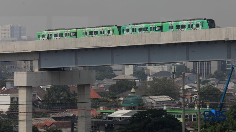 Rangkaian Lintas Raya Terpadu (LRT) rute Kelapa Gading-Manggarai melaju di kawasan Jakarta, Rabu (16/9/2026). (CNBC Indonesia/Muhammad Sabki)