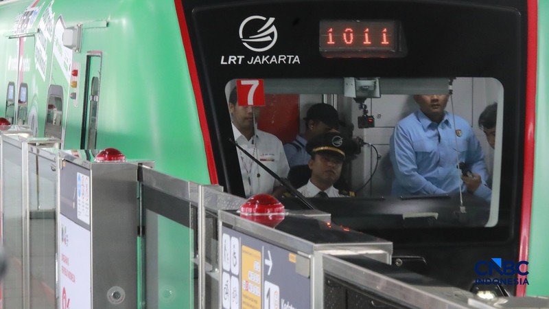 Presiden Prabowo Subianto melakukan uji coba perjalanan LRT Jakarta rute Kelapa Gading-Manggarai, Rabu (16/9/2026). (Tangkapan Layar Youtube/Sekretariat Presiden)