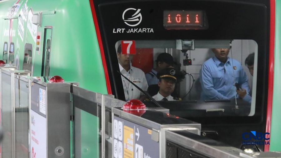 Rangkaian Lintas Raya Terpadu (LRT) rute Kelapa Gading-Manggarai melaju di kawasan Jakarta, Rabu (16/9/2026). (CNBC Indonesia/Muhammad Sabki)