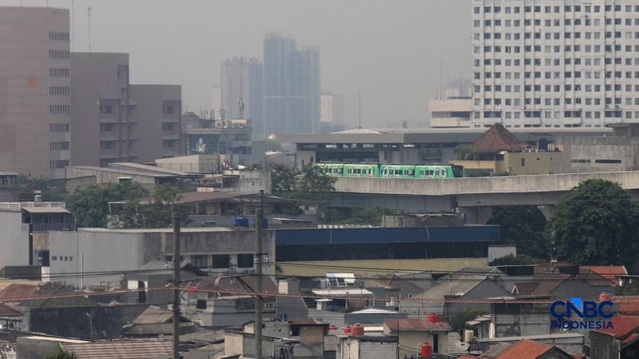 Rangkaian Lintas Raya Terpadu (LRT) Jakarta rute Kelapa Gading-Manggarai melaju di kawasan Jakarta, Rabu (16/9/2026). (CNBC Indonesia/Muhammad Sabki)