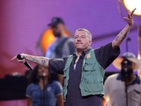 Rapper Macklemore tampil dalam upacara pembukaan Invictus Games di Dsseldorf, Jerman, 9 September 2023. (REUTERS/Thilo Schmuelgen)