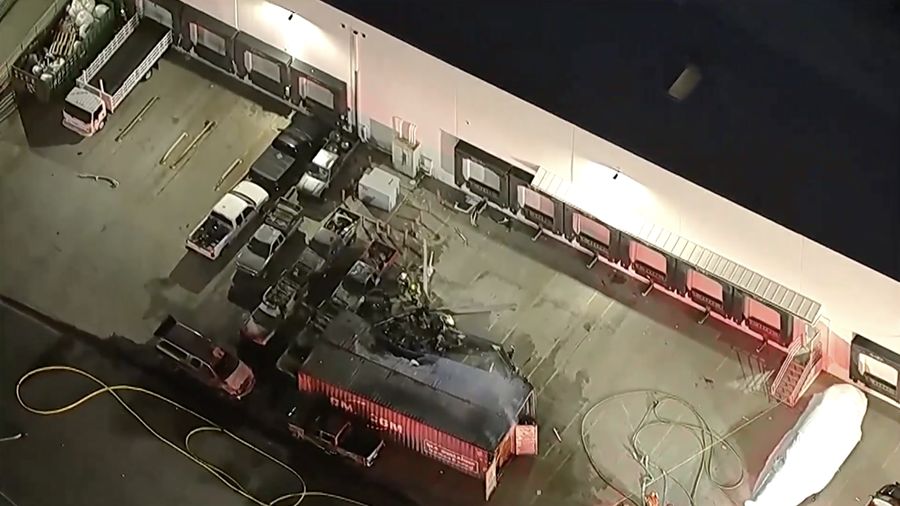 Sebuah helikopter yang tengah meliput kecelakaan bus di Los Angeles, Amerika Serikat, jatuh di kawasan Chatsworth pada Selasa (15/9/2026) malam waktu setempat.